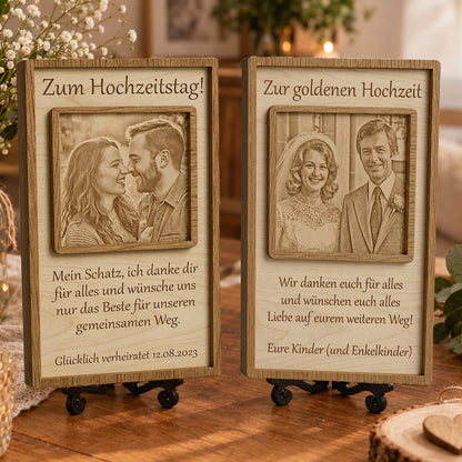 Personalisiertes Holzgeschenk zum Hochzeitstag stimmungsvoll dekoriert auf einem Holztisch mit Blumen.