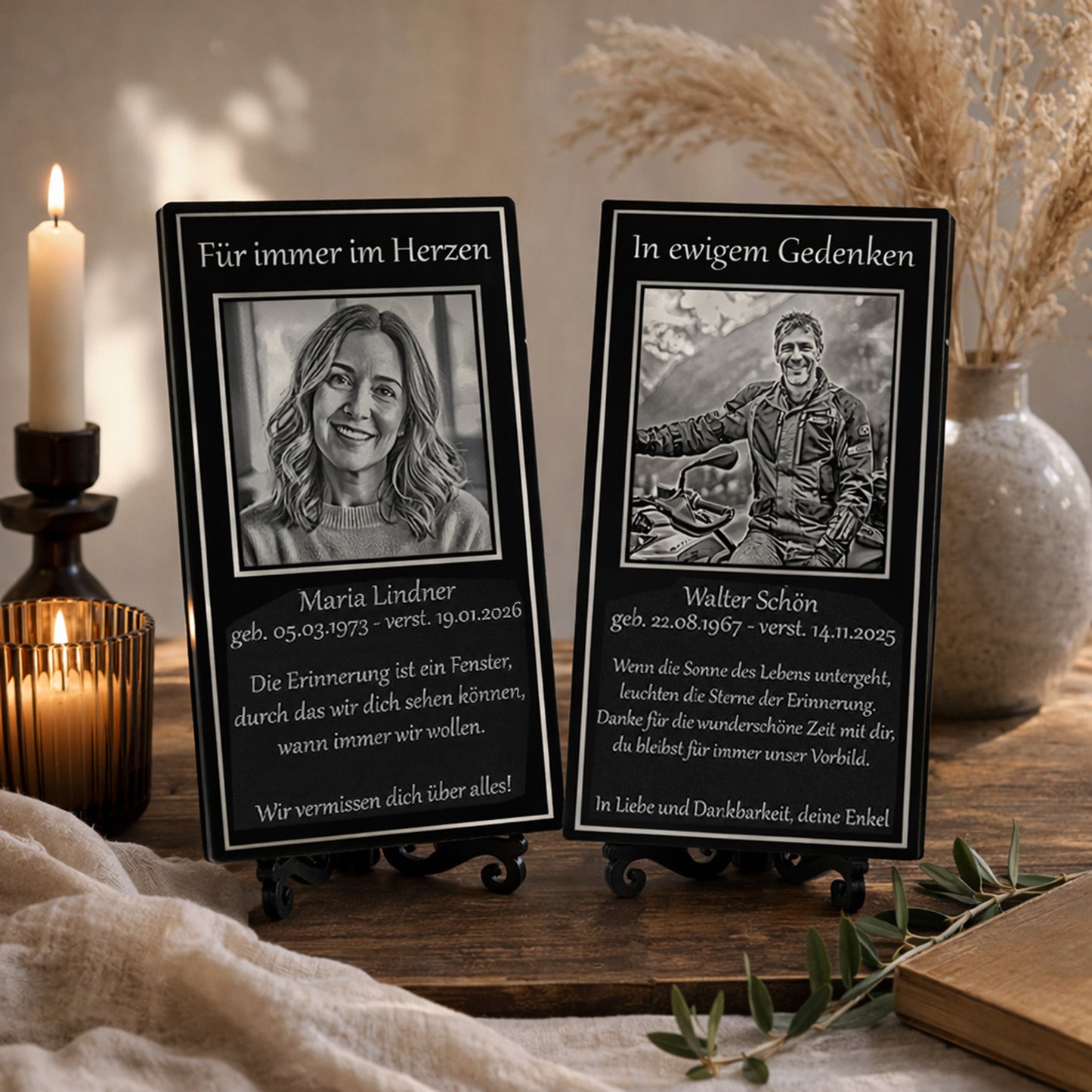 Stimmungsvoll dekoriertes Trauergeschenk aus schwarzem Acrylglas mit brennender Kerze als würdevolles Andenken.