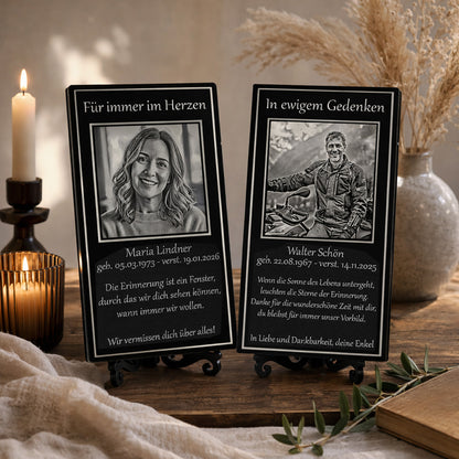 Stimmungsvoll dekoriertes Trauergeschenk aus schwarzem Acrylglas mit brennender Kerze als würdevolles Andenken.