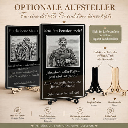 Nahaufnahme des eleganten Holzaufstellers für den perfekten Stand der schwarzen Acryl-Erinnerungsplatte zur Pensionierung.