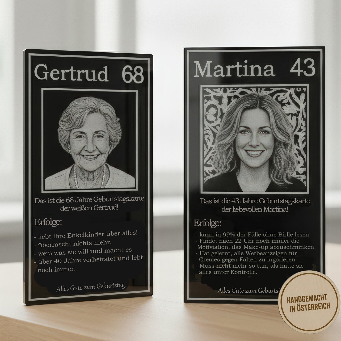 Die schwarze Glaskarte als luxuriöser Aufsteller in einer modern eingerichteten Wohnung.