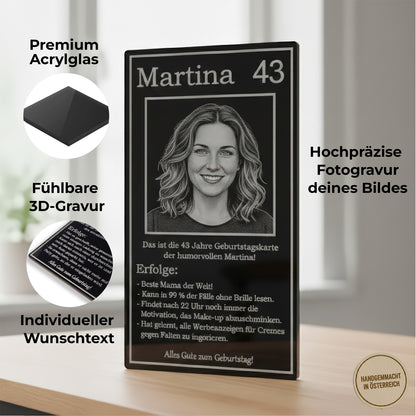 Detailansicht der hellen Fotogravur auf tiefschwarzem Acrylglas – zeigt feine Kontraste.