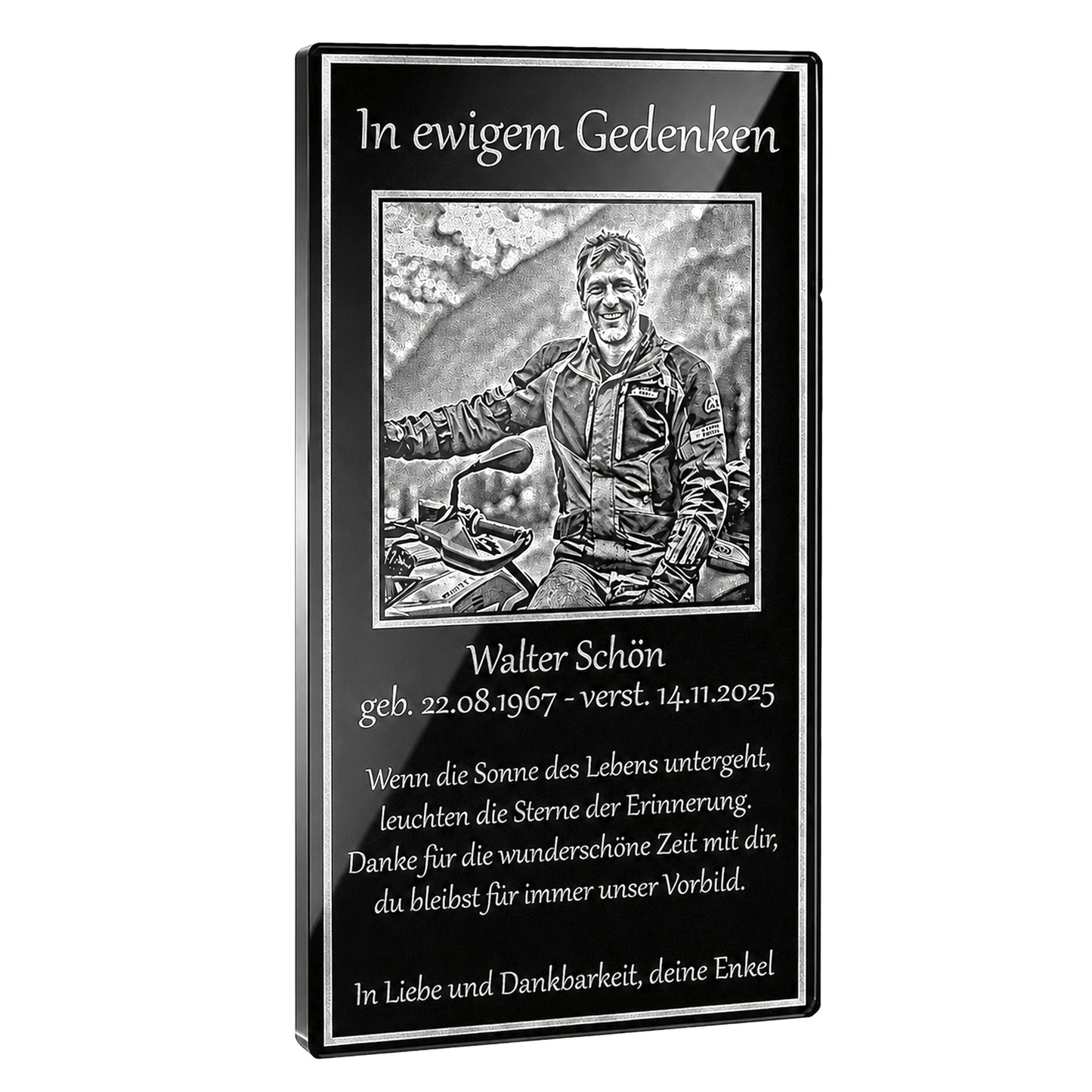 Personalisiertes Trauer-Acrylglas in Schwarz mit Foto-Gravur und individuellem Spruch als edle Gedenktafel.