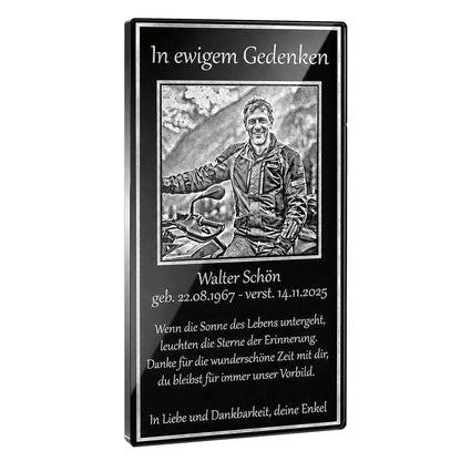 Personalisiertes Trauer-Acrylglas in Schwarz mit Foto-Gravur und individuellem Spruch als edle Gedenktafel.