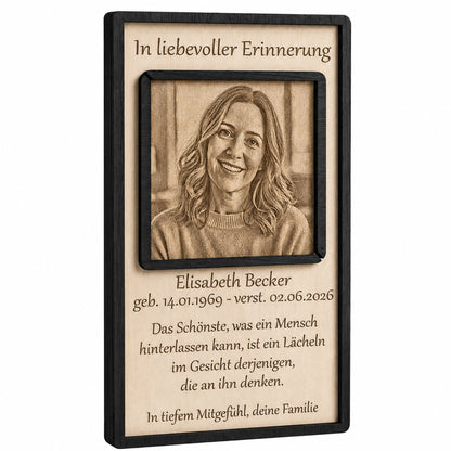 Personalisiertes Trauergeschenk aus Holz mit graviertem Foto und individuellem Trauerspruch als edle Gedenktafel.